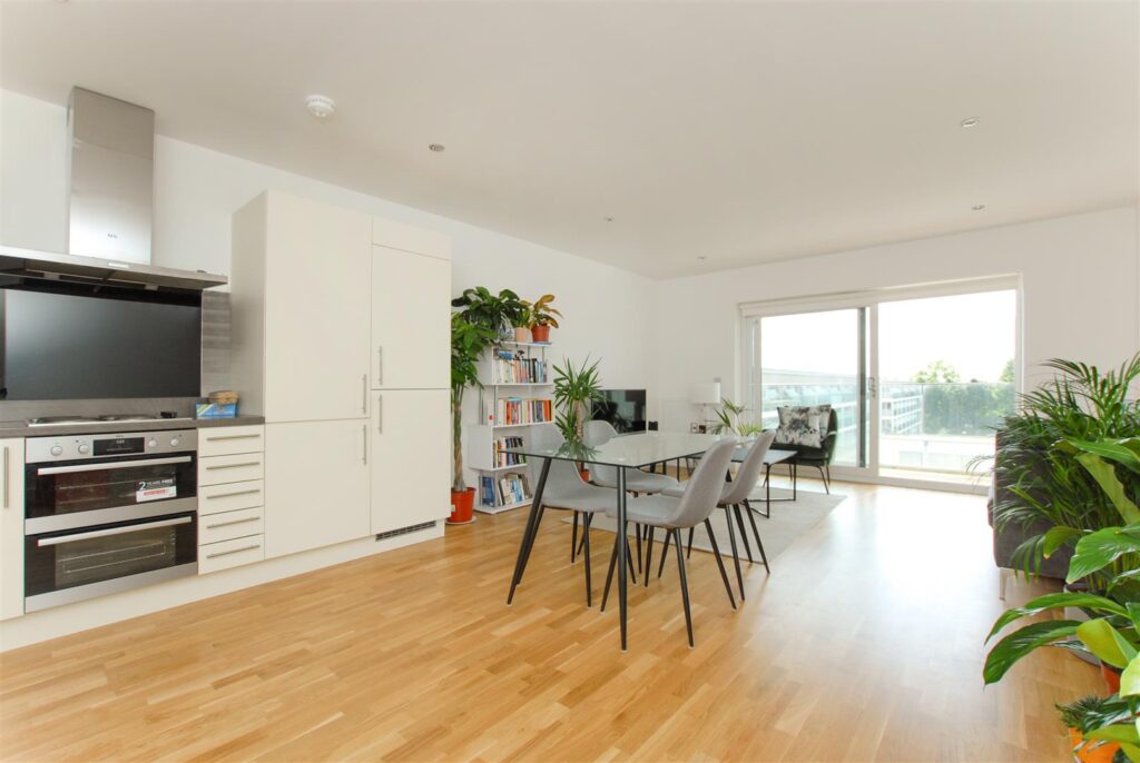 Flat 22, Miles House Image