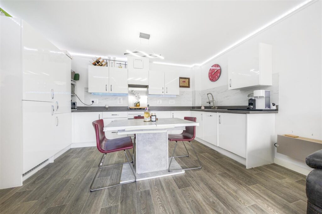 Flat 3 Heston House Image