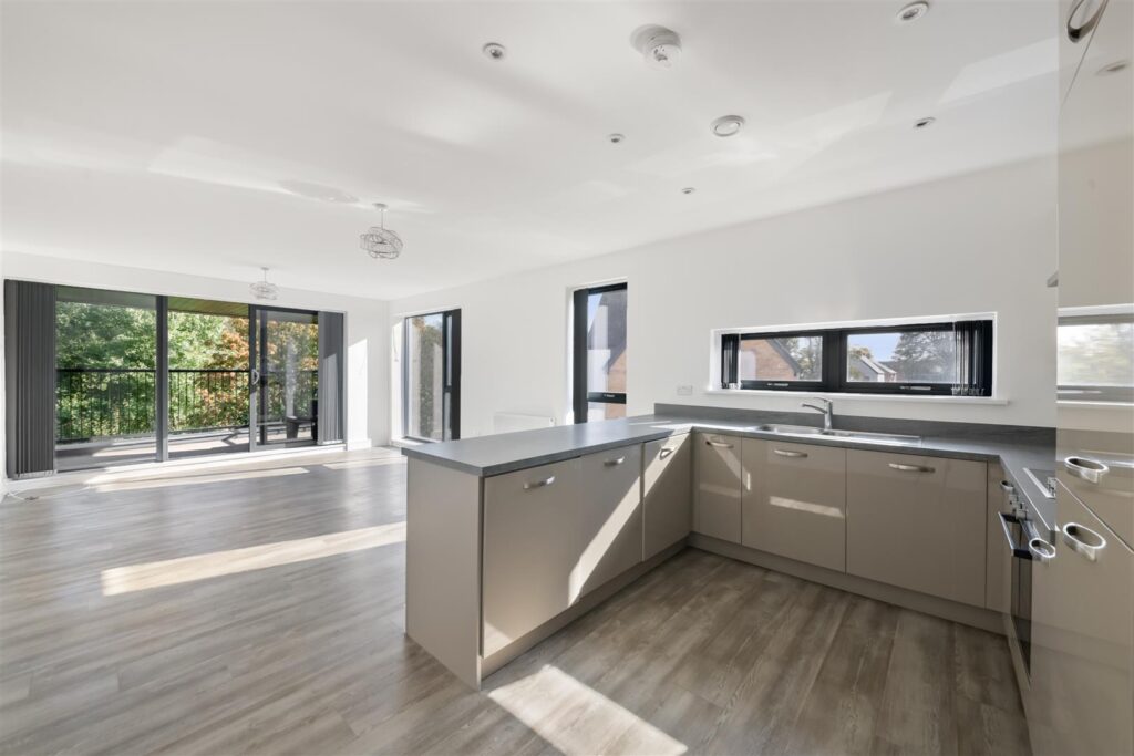 10 Hurricane House Image