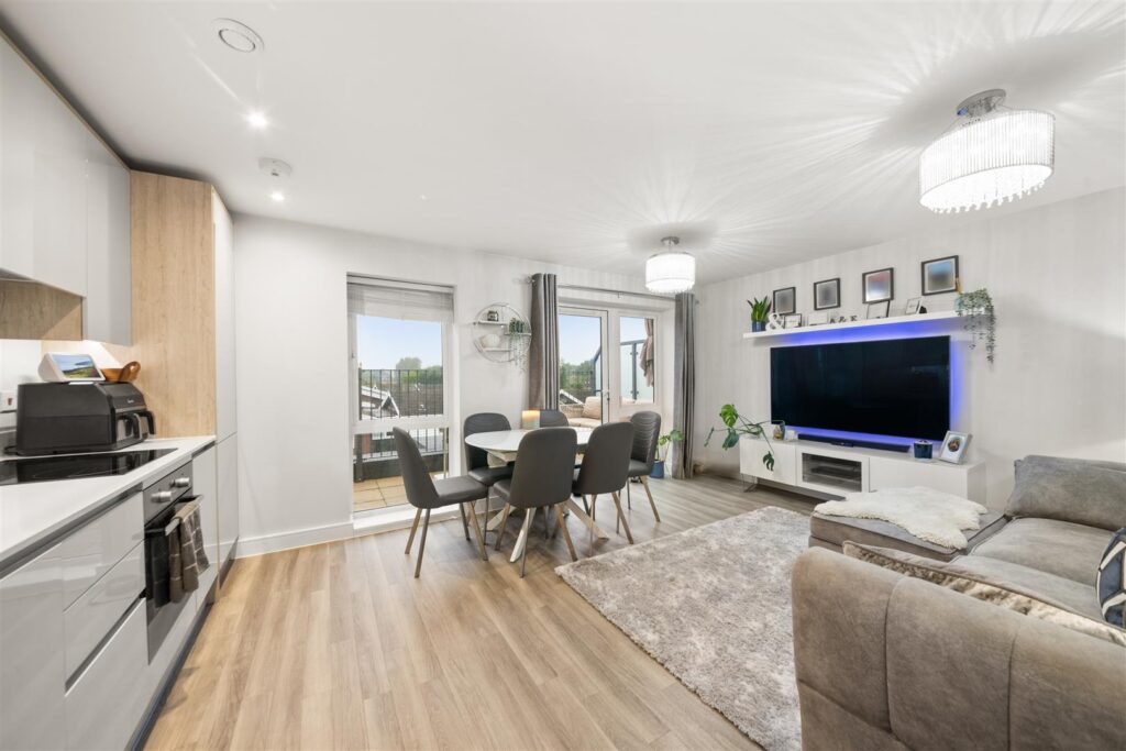 Flat 31 Westgate Court Image