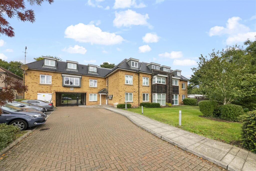 6 Chestlands Court Image