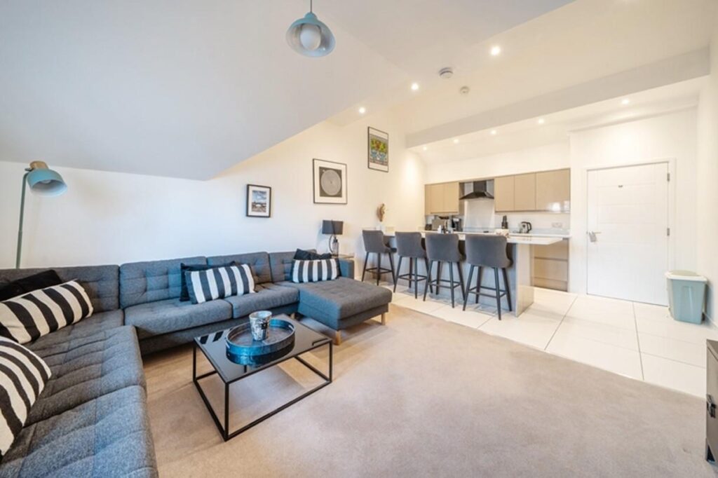 Oak End Court, 7 Image