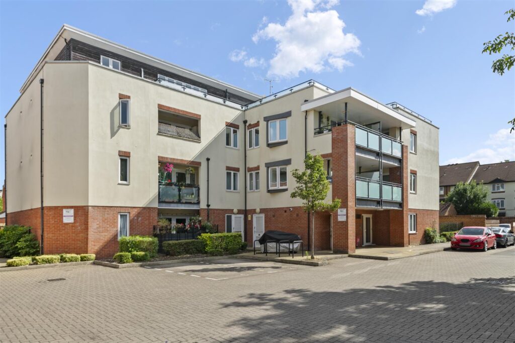 15 Hughendon Court Image