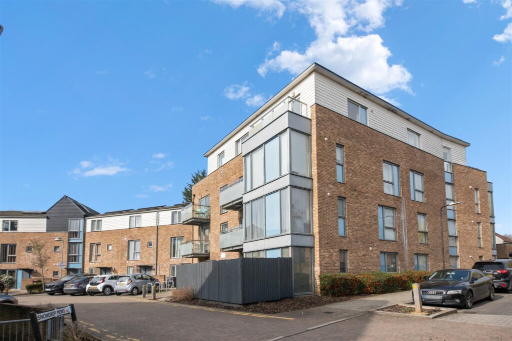 Flat 12, 1 Image